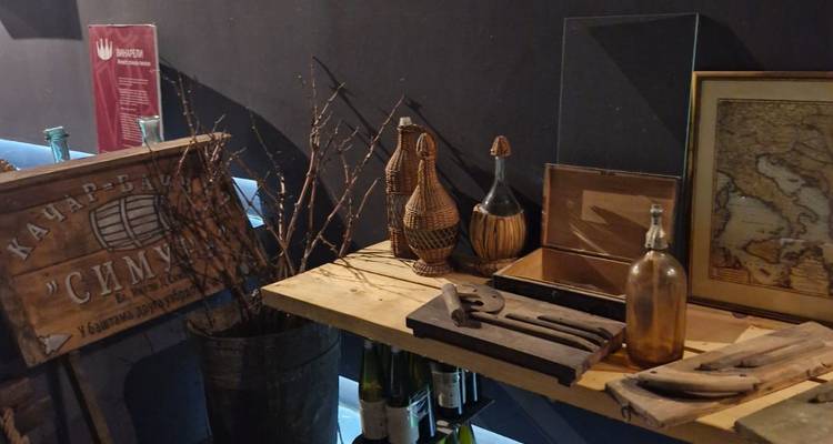 Présentation d'objets vintage et de bouteilles sur une étagère.