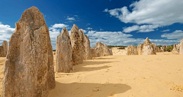 Pinnacles-Wüste mit Kalksteinformationen unter blauem Himmel.
