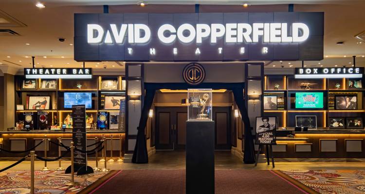 Une entrée de théâtre avec une signalétique lumineuse.