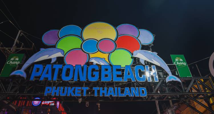 Enseigne au néon accueillant les visiteurs à Patong Beach à Phuket la nuit.