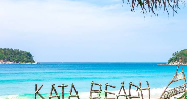 Vue de la plage de Kata, un lieu pittoresque aux eaux bleues cristallines.