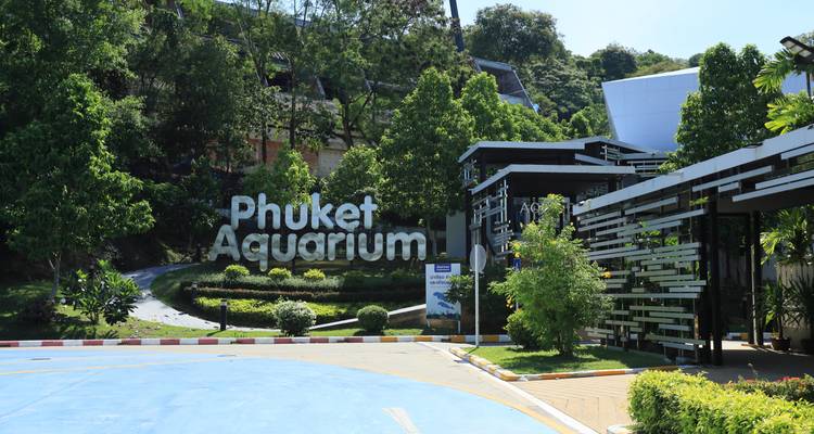 Entrée de l'Aquarium de Phuket entourée d'une végétation luxuriante.