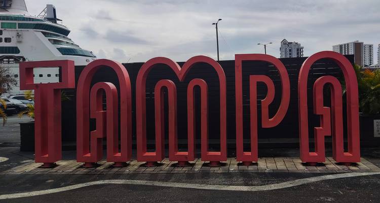 Grand panneau rouge Tampa devant un bateau de croisière.