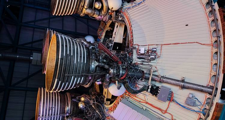 Gros plan sur des moteurs de fusée exposés.