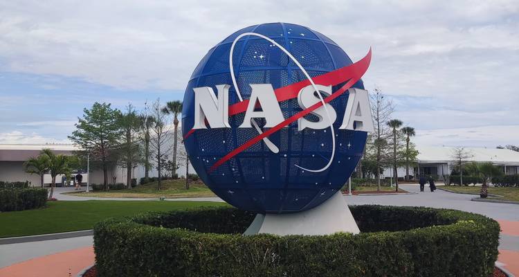 Große NASA-Globusstruktur bei klarem Himmel.