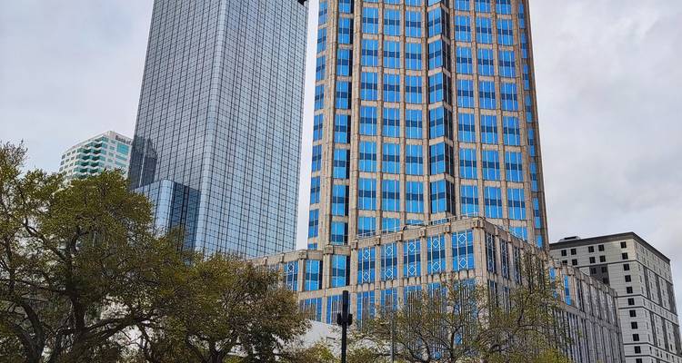 Zwei Wolkenkratzer mit einer Mischung aus Glas- und Betondesigns.