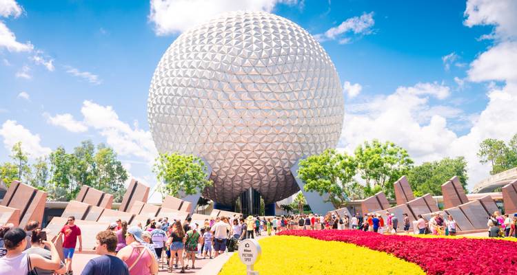 Epcots riesige geodätische Kugel mit einem farbenfrohen Garten.