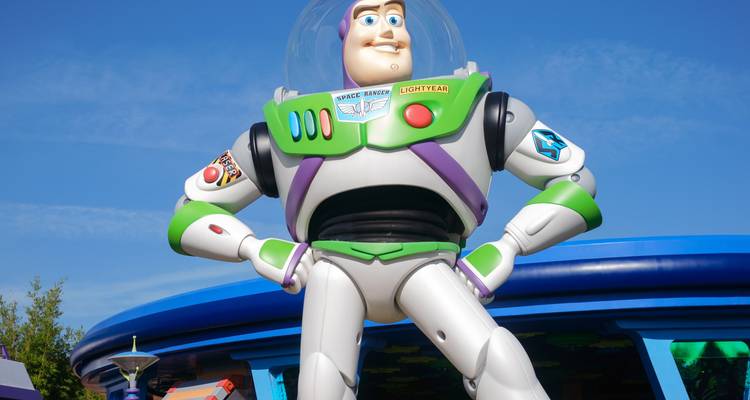 Große Statue einer Weltraumranger-Figur in einem Themenpark.