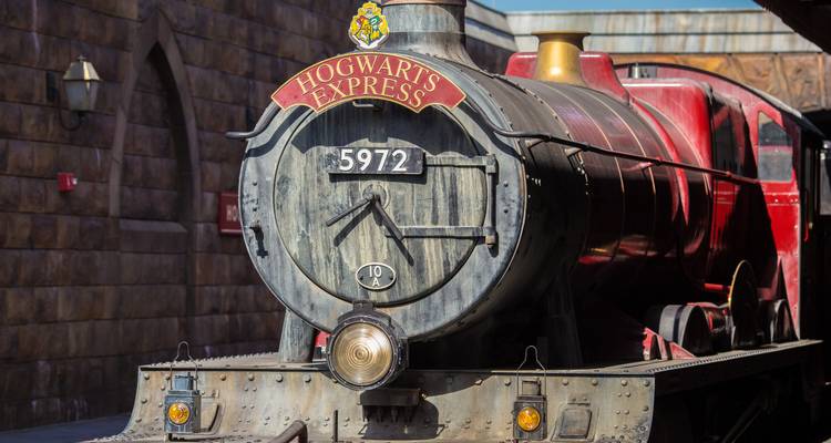 Hogwarts Express Zug aus einer Themenfahrt.