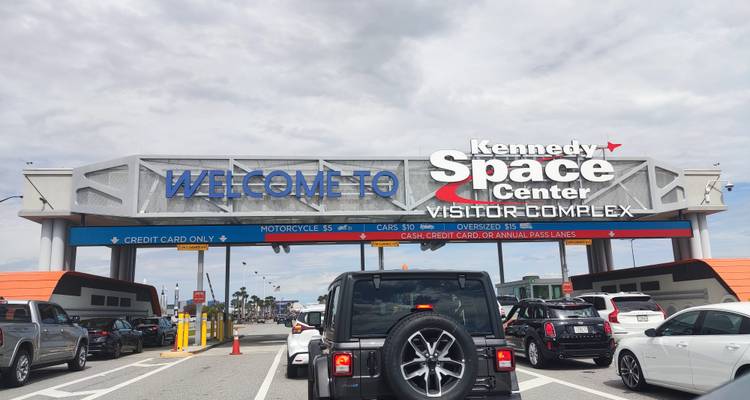 Eingangsschild des Kennedy Space Center Besucherkomplexes.