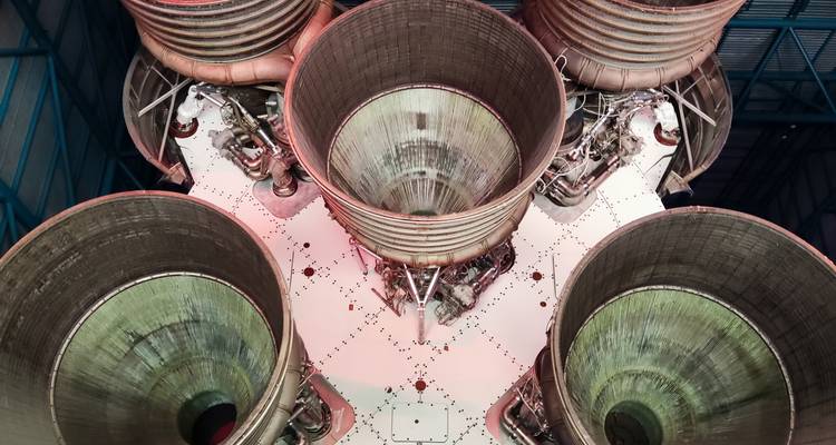 Nahaufnahme von großen Raketentriebwerk-Düsen in einer Raumfahrtausstellung.