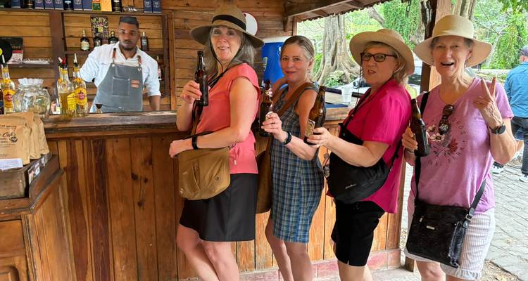 Toeristen die poseren met flessen bij een buitenbar