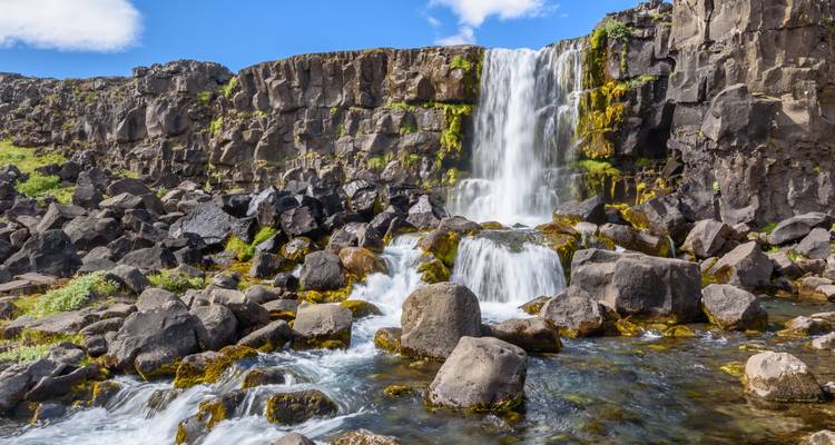Kleiner Wasserfall zwischen felsigen Klippen.