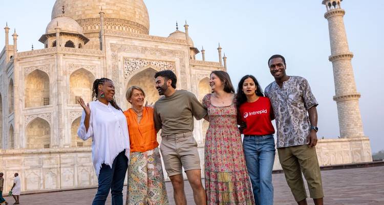Groupe de touristes posant devant le Taj Mahal.