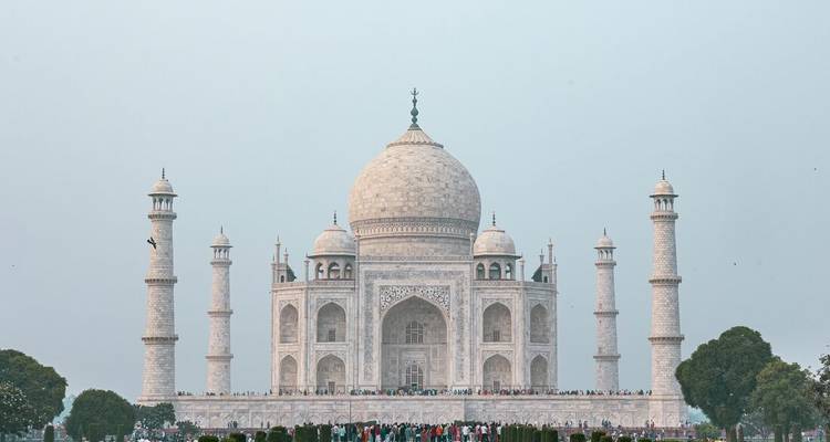 Le Taj Mahal avec des touristes devant.