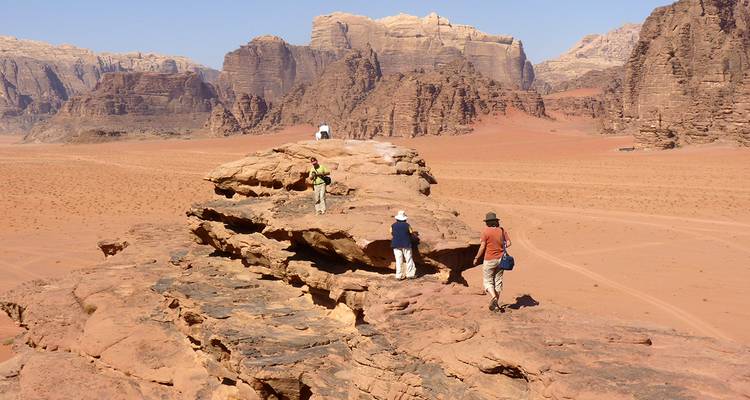 Touristes explorant des paysages désertiques rocheux.