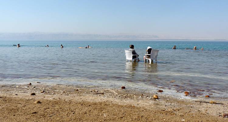 Des gens flottant et se détendant dans la mer Morte.