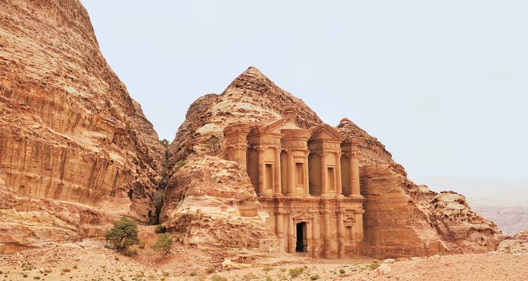 Le Monastère de Pétra sculpté dans une montagne.