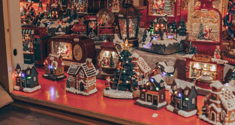 Présentation de village de Noël avec maisons miniatures.