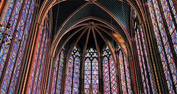 Intérieur d'une cathédrale gothique avec des vitraux.