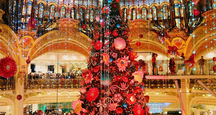 Un grand sapin de Noël décoratif à l'intérieur d'un centre commercial.