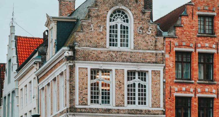 Charmants bâtiments historiques en brique et en pierre.