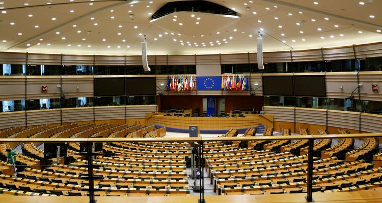 Intérieur d'une chambre parlementaire européenne vide.