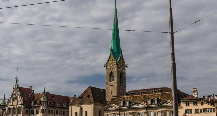 Paysage urbain historique avec une tour d'horloge.