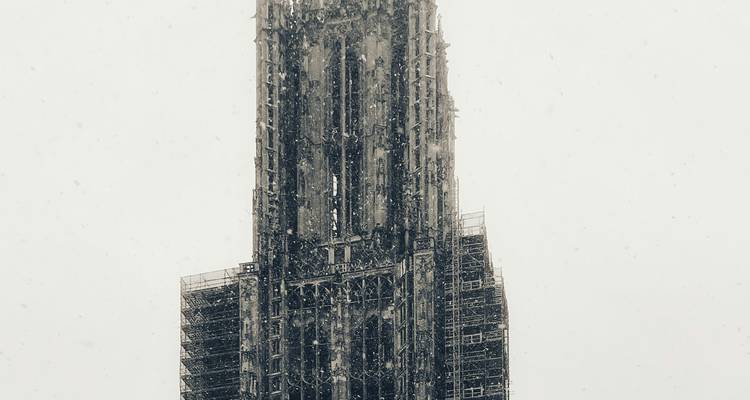 Une flèche de cathédrale recouverte d'échafaudages.