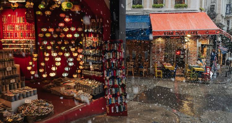 Un marché en plein air avec des décorations colorées et de la neige.