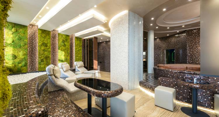Intérieur de spa luxueux avec design moderne et sièges.