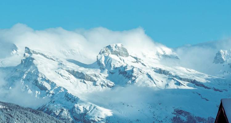 Sommets de montagne enneigés sous un ciel bleu.