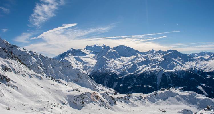 Vue panoramique d'une chaîne de montagnes enneigée.