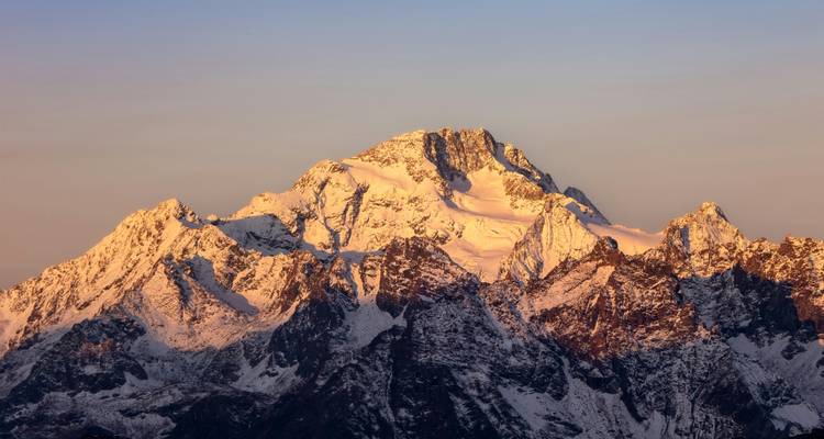 Sommet de montagne ensoleillé au coucher du soleil.