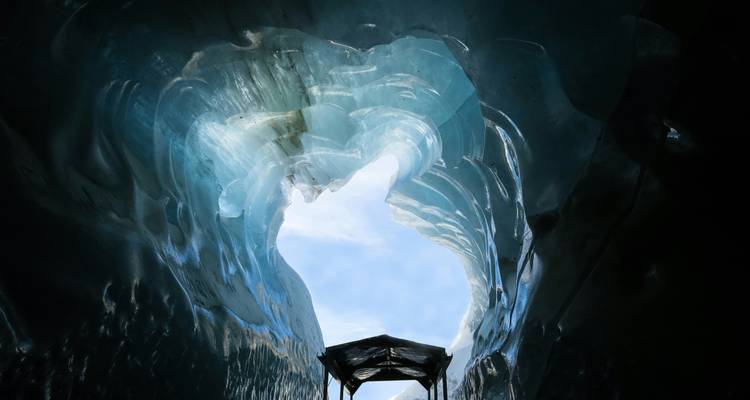Grotte de glace avec la lumière du soleil qui filtre à travers.