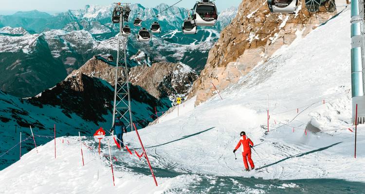 Skieurs sur des pistes enneigées avec des télécabines.