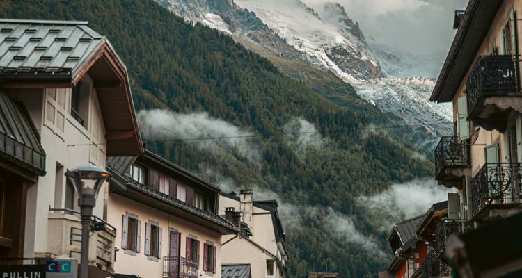Village avec toile de fond montagneuse.
