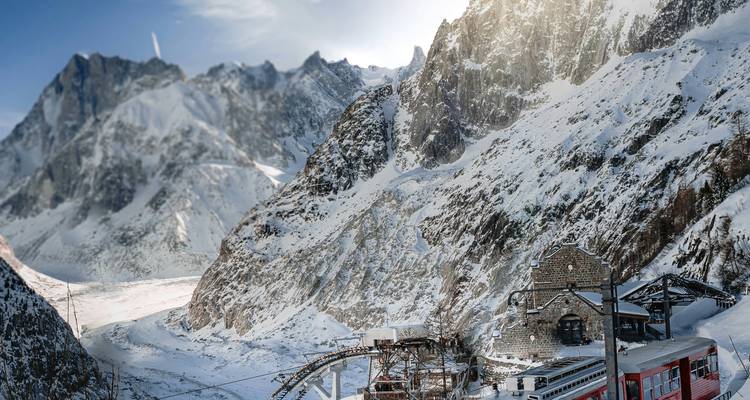 Paysage glaciaire avec petite station de téléphérique.