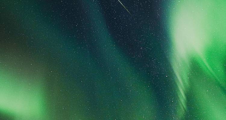 Vue d'une aurore boréale dans le ciel nocturne.