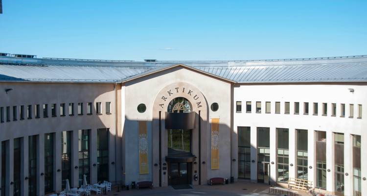 Bâtiment du musée Arktikum avec ciel dégagé.