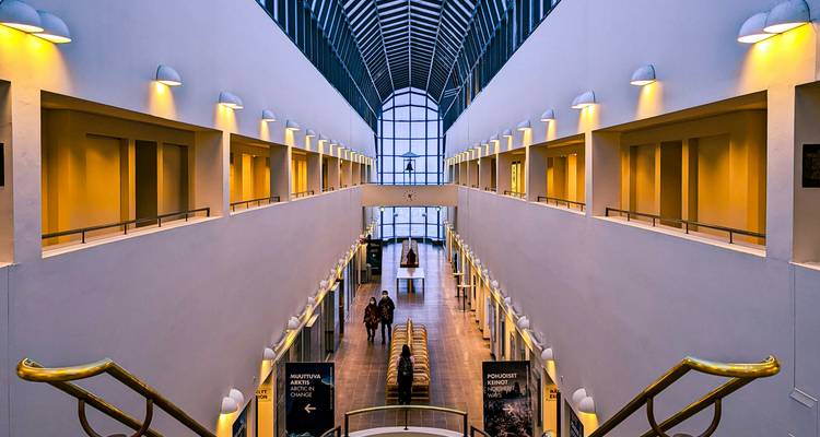 Intérieur du musée Arktikum avec éclairage architectural.