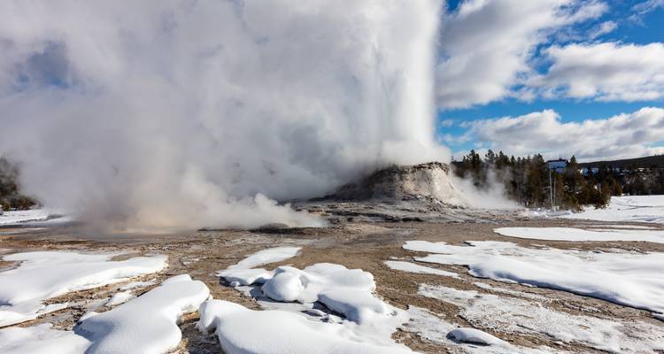 Geiser die uitbarst met sneeuw en wolken.