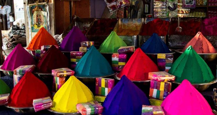 Conos de polvo colorido en un puesto de mercado.