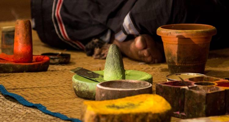 Configuración tradicional india de molienda con colores.