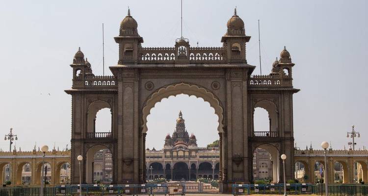 Arco de entrada ornamentado al Palacio de Mysuru.