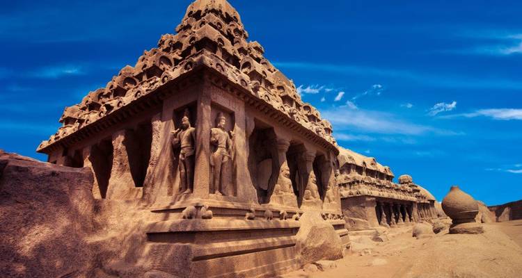 Complejo de templos con intrincadas tallas de piedra.