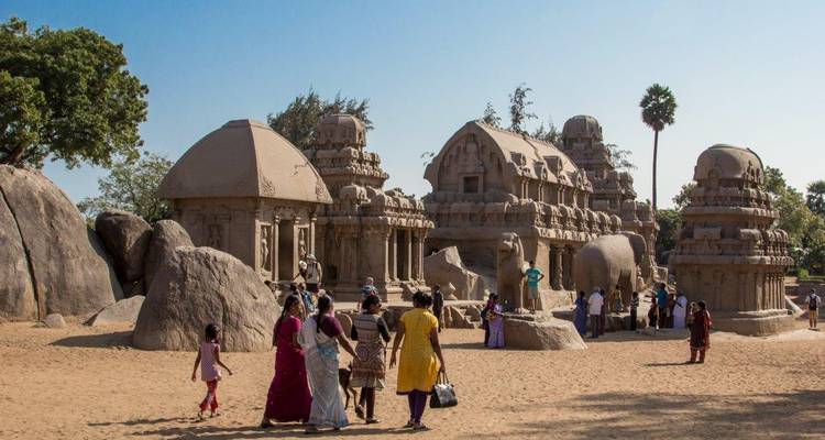 Turistas explorando antiguos templos de piedra.