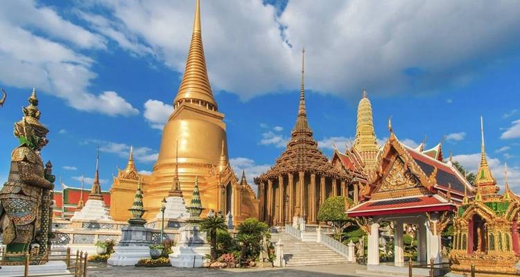 Temples colorés et ornés dans un cadre lumineux.