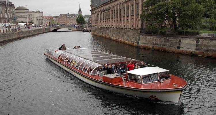 Bootstour entlang eines Kanals in Kopenhagen