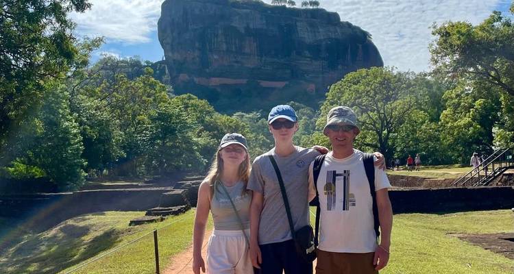 Drie mensen poseren voor de Sigiriya Rots.